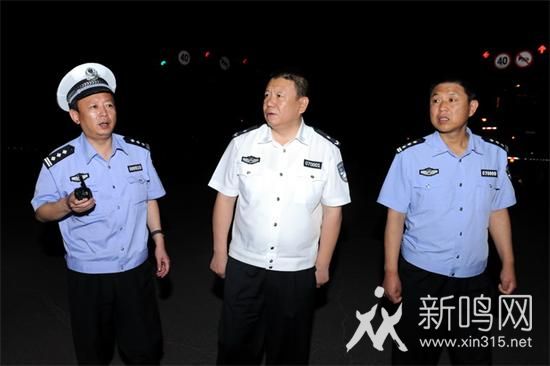 山西忻州市公安局长杨梅喜夜查交通违法行为
