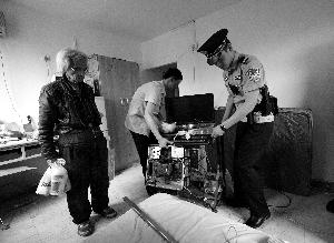 78�����������������ɫ�޷���˫�ָ�����һ�����ӣ�Ŀ����Ȼ��վ���Լ����ſڣ�һͷ���ҵİ׷���Ȼ��Ŀ����Զ����������ԱӦִ�з��ٵ�Ҫ����ǿ�п���������ǰ�����˱�С���Ӹϳ��˼��ţ�ֻ���������⡣�������磬������Ժ��ִ�з������Ų�ȡǿ���ڷ���ʩ����ͼ������ͨ�����ϵ��Է��ҡ�